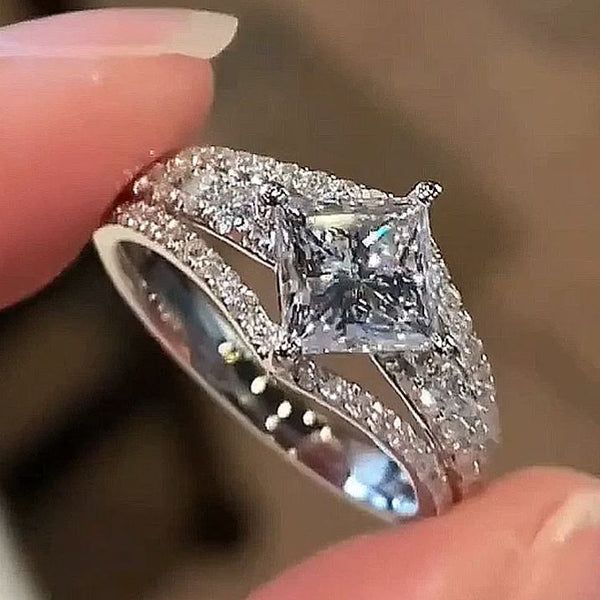 Stunning Vintage 2 Carat Princess Cut Engagement Ring for Women